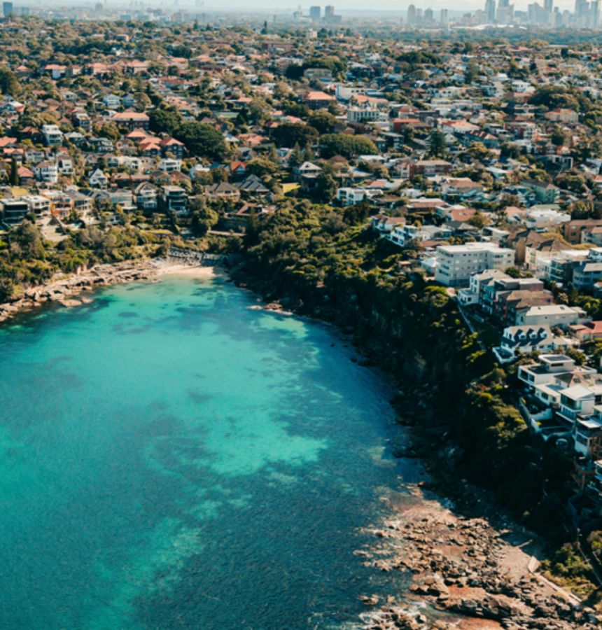 buyers-agent-in-sydney-handing-key-won-in-a-auction