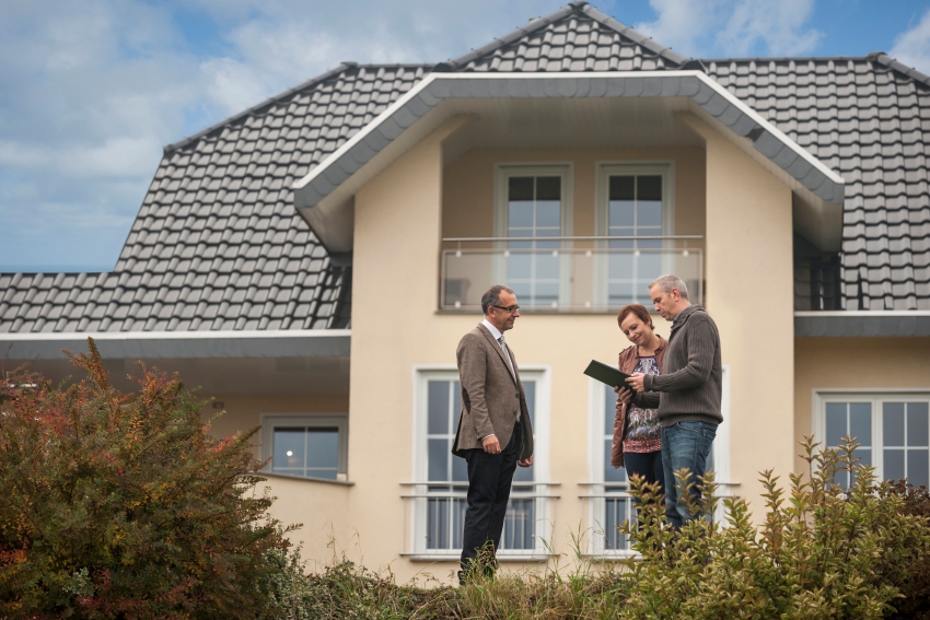 Buyers agent in Northbridge guiding clients