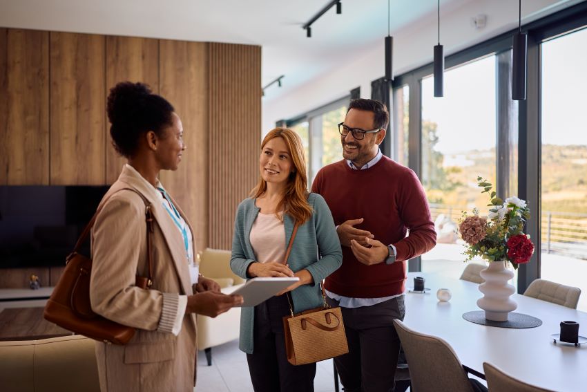 Buyers agent in Kirribilli guiding clients