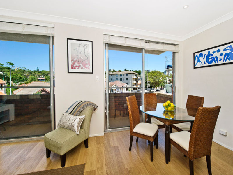 Bondi Beach Auction Bidding - Dining Area