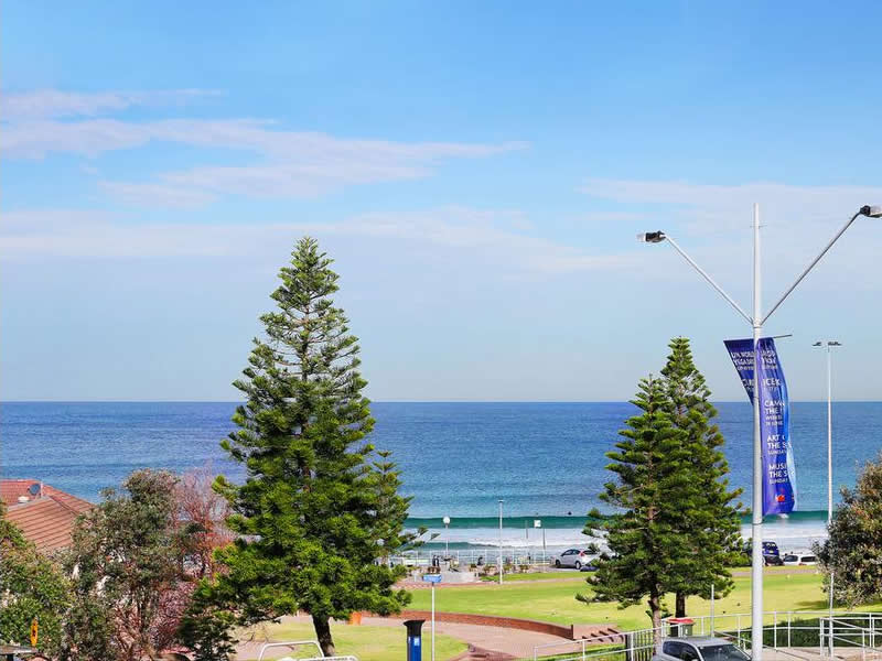 Bondi Beach Auction Bidding - Exterior