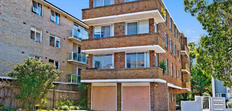 Bondi Beach Auction Bidding - Facade
