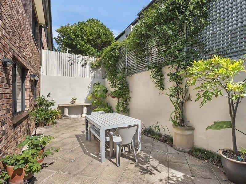 Clovelly Beach Auction Bidding - Courtyard