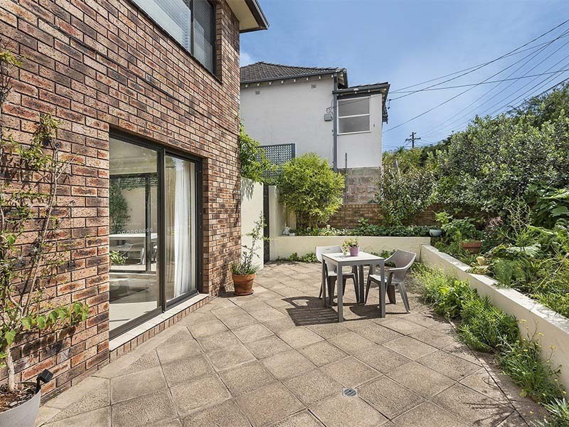 Clovelly Beach Auction Bidding - Front Courtyard