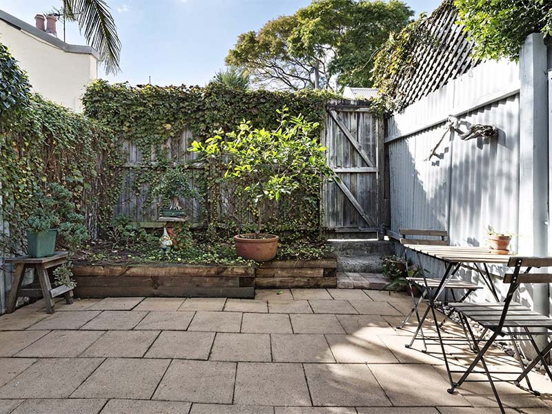 Inner City Auction Bidding - Courtyard